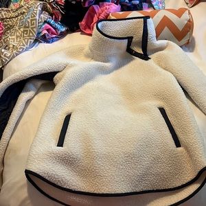 Gorgeous southern tide fleece